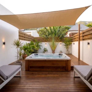 Voile d’ombrage créant une zone ombragée sur une terrasse à La Réunion