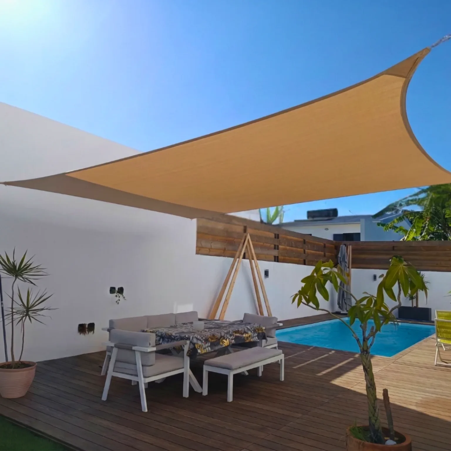 Voile d'ombrage sable 220g installée sur une terrasse en bois avec piscine à La Réunion