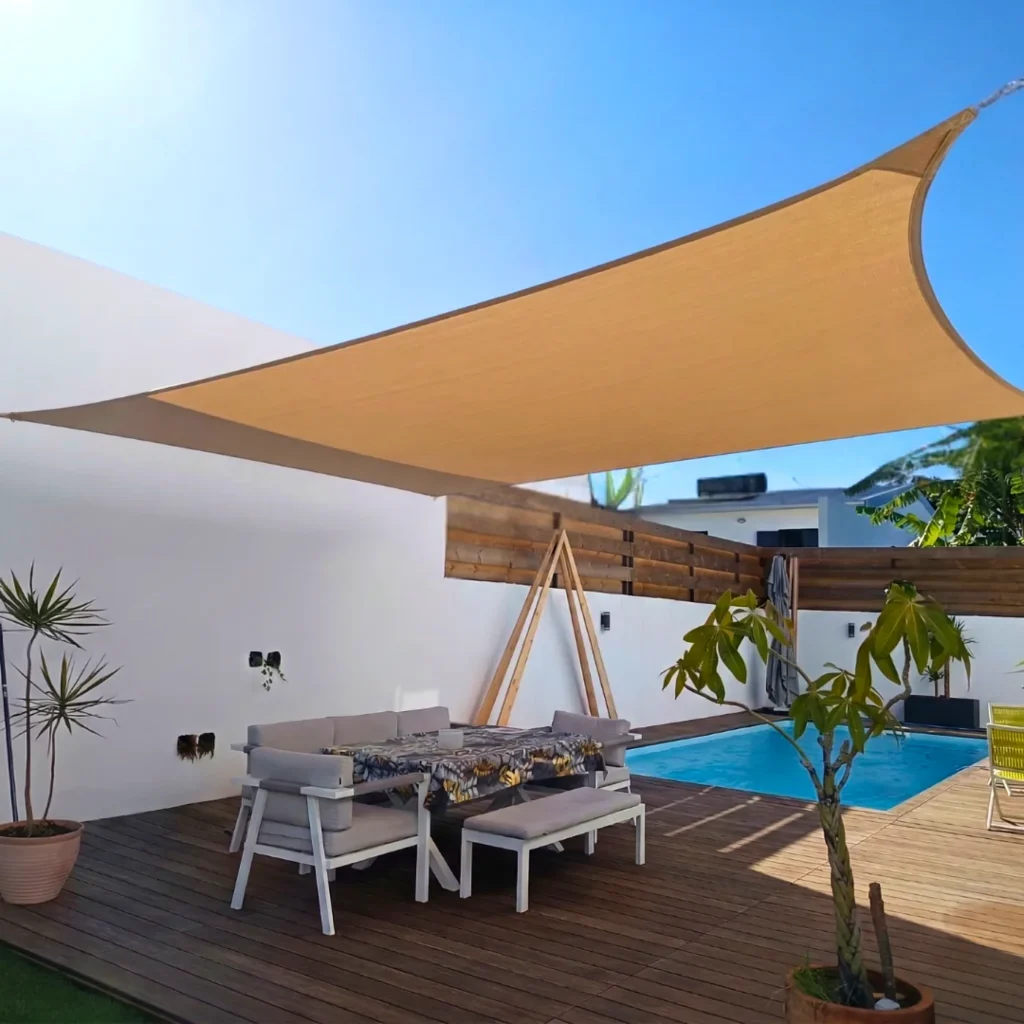 Voile d’ombrage micro-perforée installée sur une terrasse à La Réunion