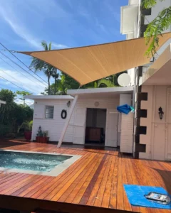 Voile d’ombrage installée au-dessus d’un espace extérieur à La Réunion